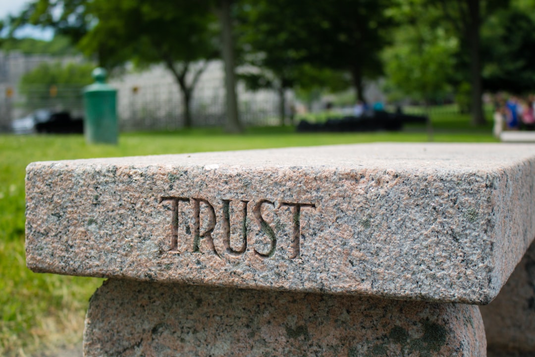 découvrez l'importance de la confiance dans vos relations personnelles et professionnelles. apprenez à bâtir des liens solides en cultivant la transparence, l'honnêteté et le respect mutuel.