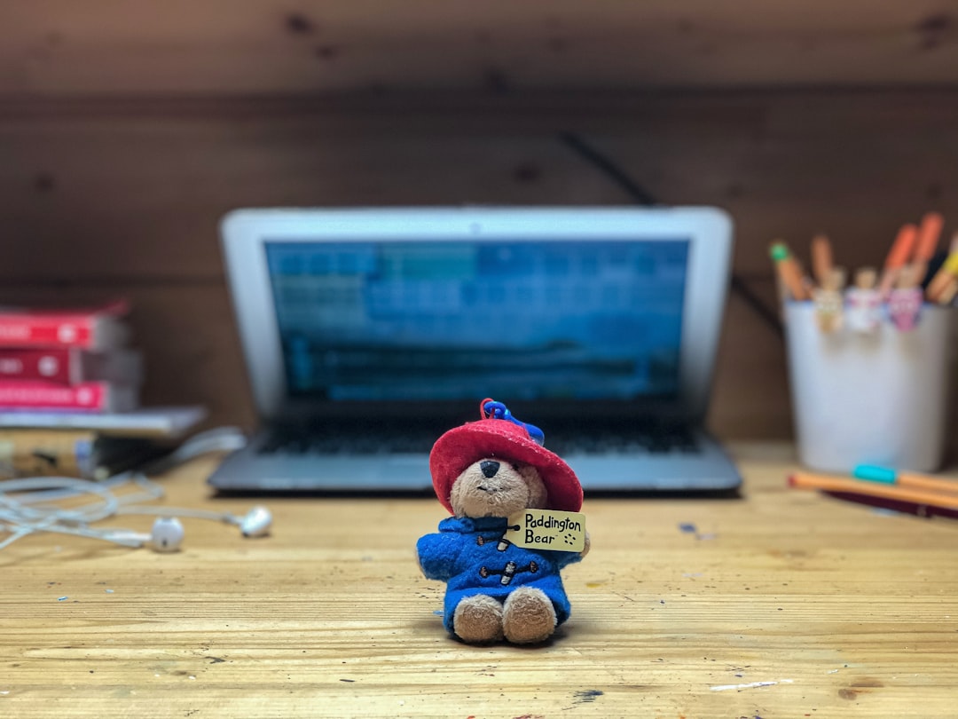 découvrez le métier d'animateur de vacances, un rôle passionnant qui consiste à créer des activités ludiques et mémorables pour les vacanciers. apprenez les compétences nécessaires pour divertir et engager un public de tous âges, tout en vivant des expériences enrichissantes dans des destinations idylliques.
